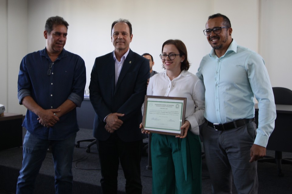 Professora Glêndara Martins com o pró-reitor de Pesquisa e Pós-Graduação da UFT, o reitor e o diretor de Pesquisa da UFT (Foto: Caroline Carvalho/Sucom)