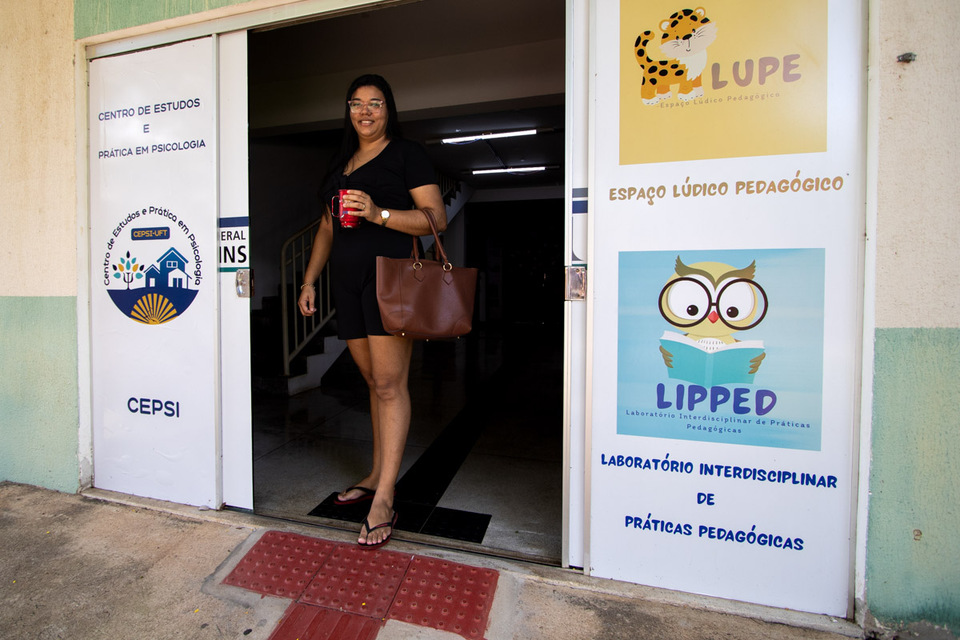 Imagem de mulher entrando no local do Cepsi