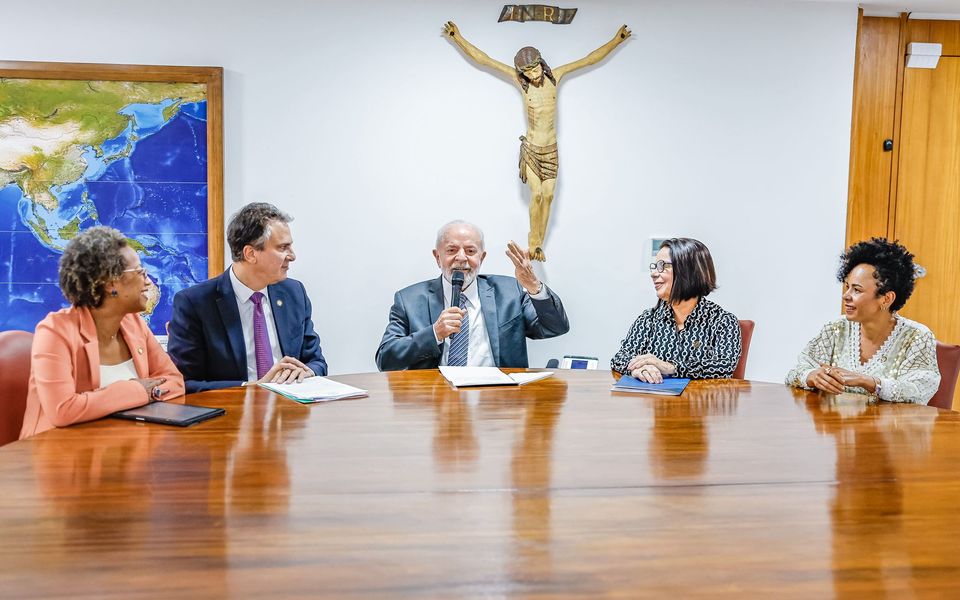 Presidente Lula com microfone à mão e com mais quatro pessoas Camilo Santana, Denise Pires de Carvalho, Kátia Schweickardt e Zara Figueiredo. Eles estão participando do lançamento do novo edital do Pibid (Foto de Ricardo Stuckert - Palácio do Planalto)