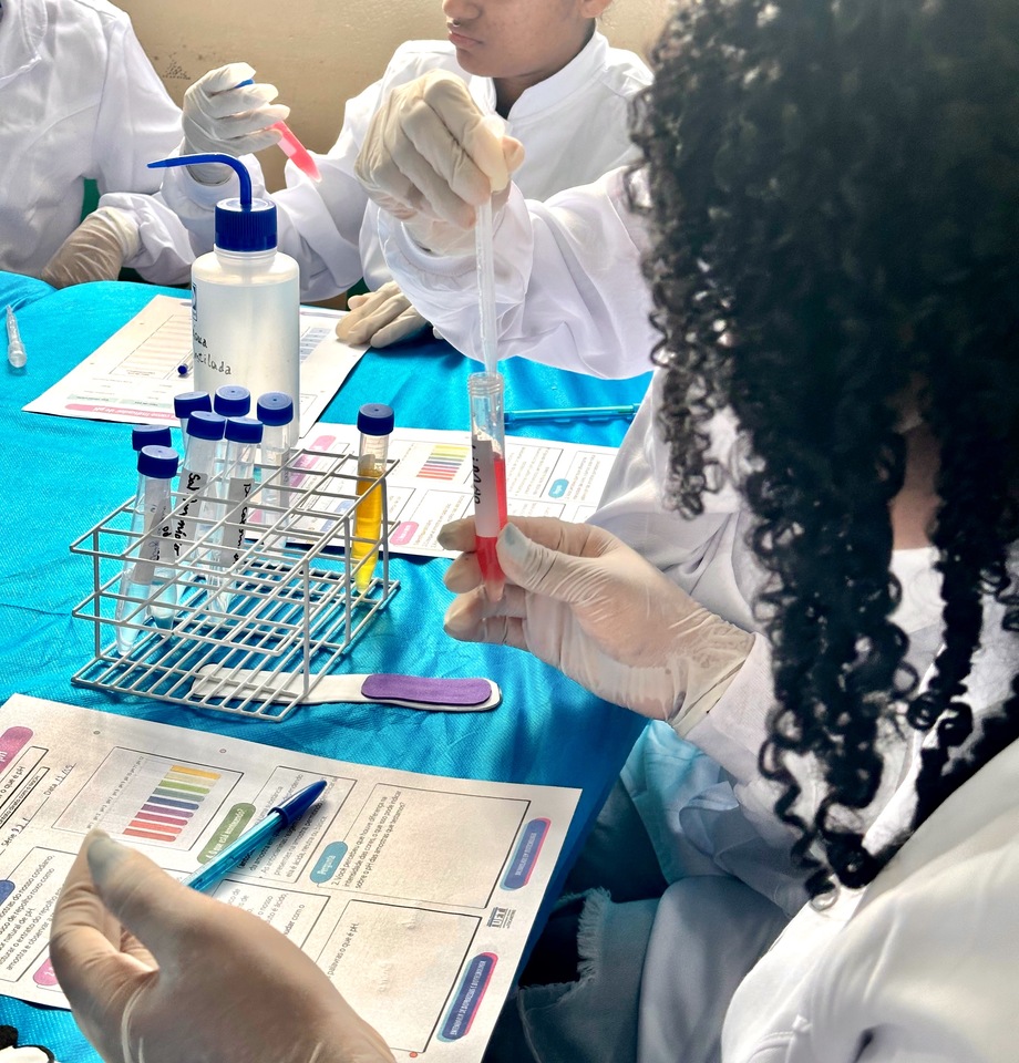 Estudantes da rede estadual participam de atividades sobre pH promovidas por cursos da UFT em Gurupi