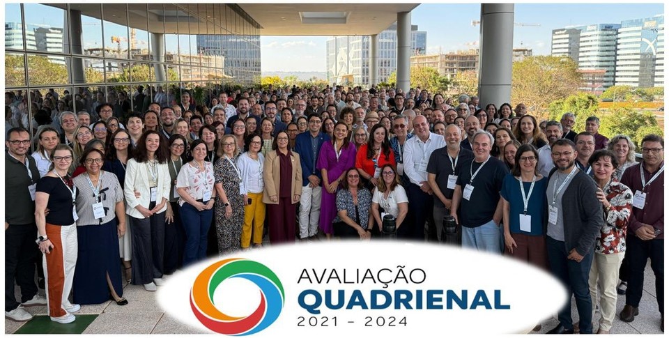 Consultores das cinco áreas de avaliação com a presidenta da Capes, Denise Pires de Carvalho (Foto Divulgação Capes)