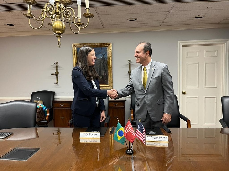 Assinatura do Termo de Cooperação entre a UFT e a Temple University. Na foto, o reitor Eduardo Bovolato e a Erika Clemons da Temple University