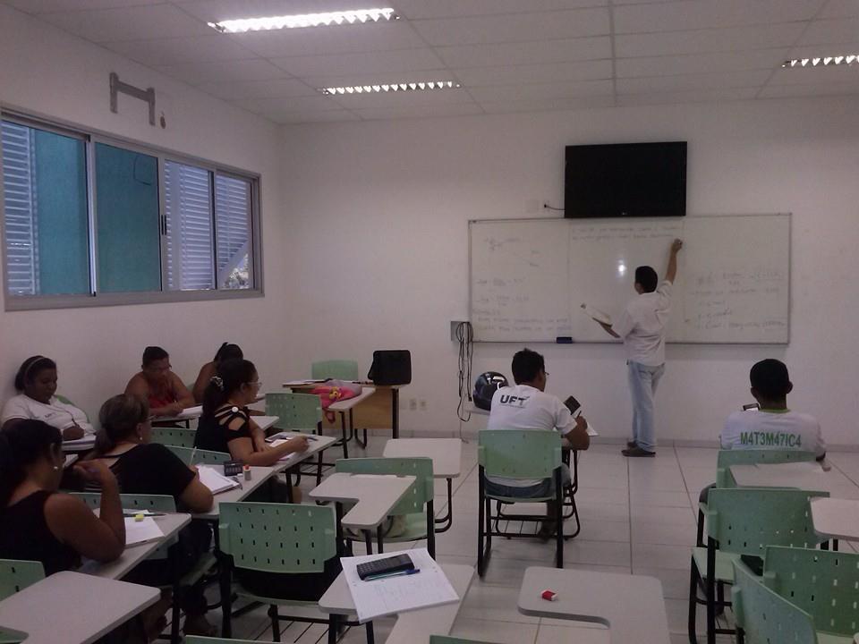 Oliveira (no quadro branco) durante ministração de aula no curso de Engenharia de Alimentos, Câmpus de Palmas (Foto: Acervo Pessoal / Divulgação)