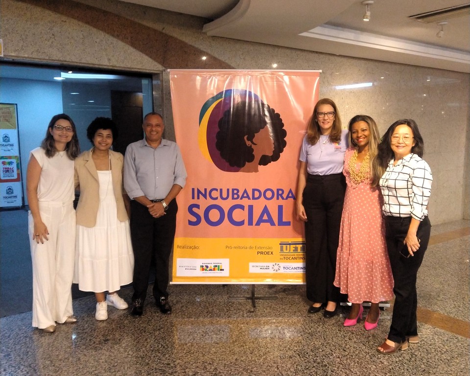 As representantes do Ministério das Mulheres, Celia Watanabe (mais à direita) e Ilana Coelho (segunda à esquerda) com a assessora da Secretaria da Mulher do Tocantins e os coordenadores da Incubadora Social (Foto: Bianca Zanella/Sucom)