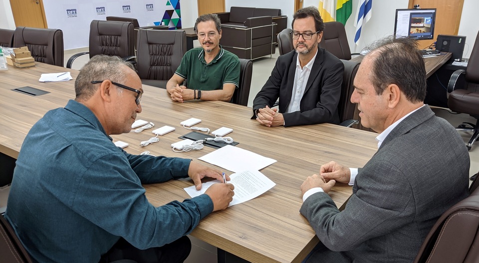 Santos Neto (e) assina a doação de seus equipamentos à UFT, observado por Bovolato (d), Denicolli e Caxias (ao fundo) - (Foto: Samuel Lima/Sucom)