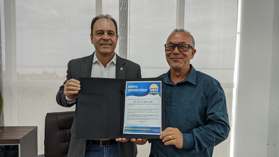 Bovolato (e) entrega Certificado de Mérito Universitário a Santos Neto (d) - (Foto: Samuel Lima/Sucom)