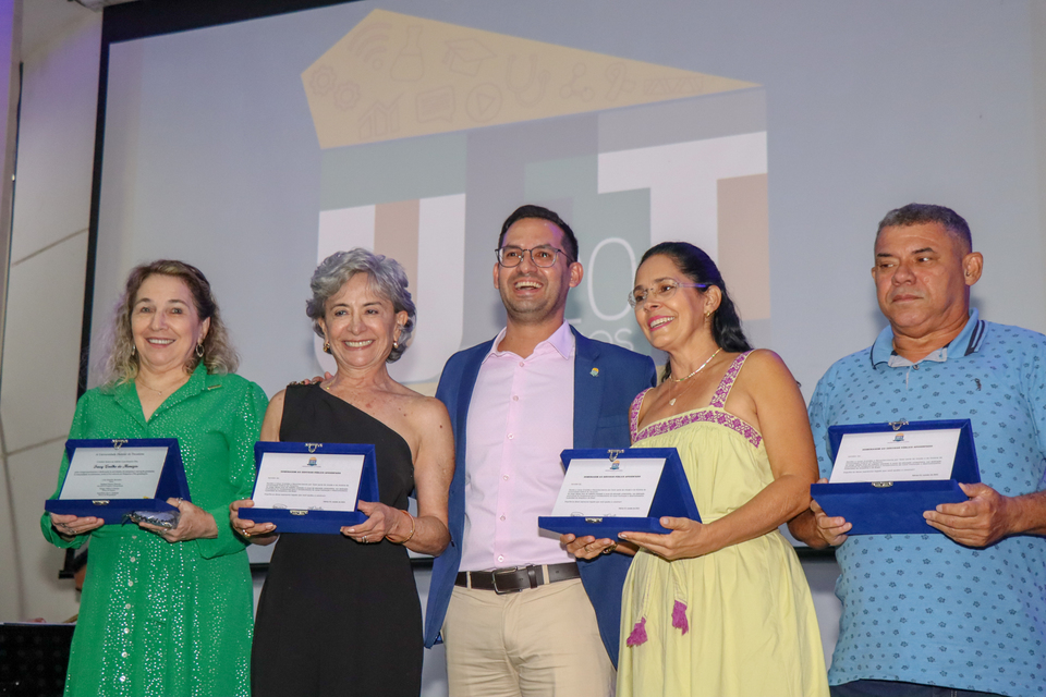 Servidores aposentados sendo homenageados na noite (Foto: Daniel dos Santos)