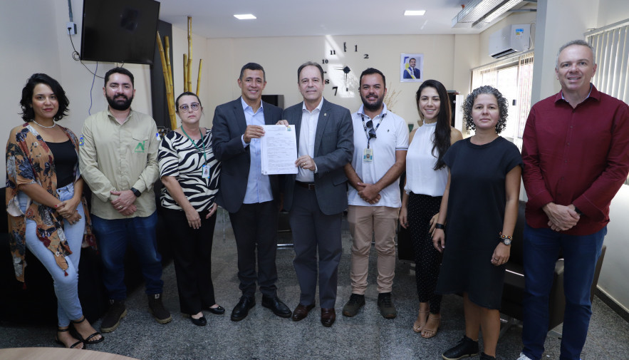 Representantes do Naturatins e UFT se reuniram, na sede do Instituto, para assinatura do acordo.jpeg (Foto: Walker Ribeiro)