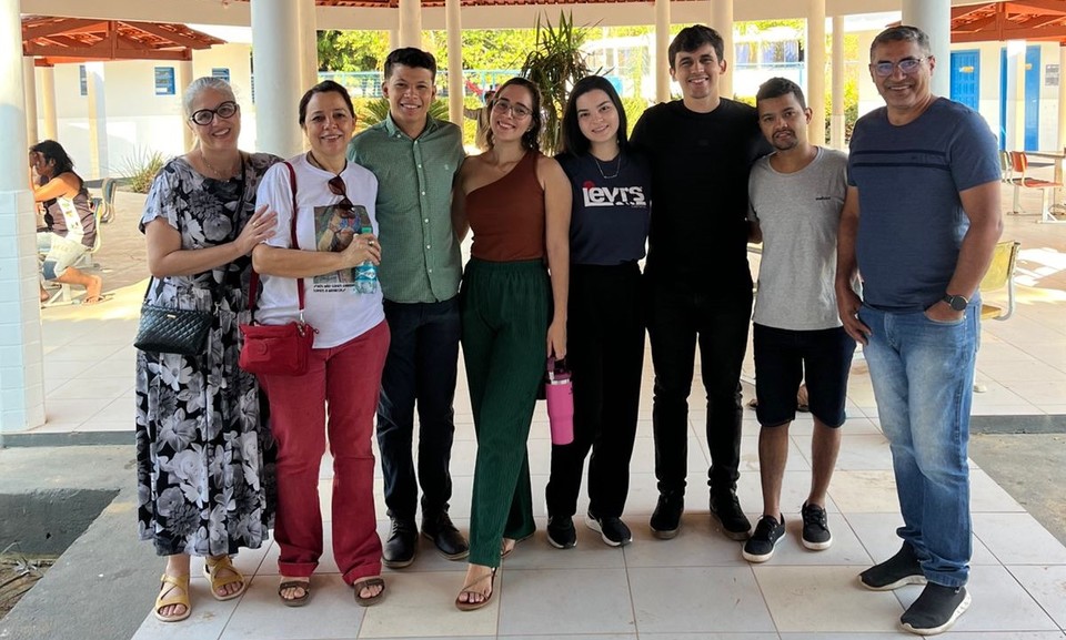 Equipe extensionista que participou da atividade na aldeia Krahô. Da esquerda para direita: Graziela Tavares de Souza Reis, Adriana Tigre Lacerda Nilo, José Miguel Nunes da Silva, Maria Júlia Alves Rodrigues de Paula, Kananda Rezende Toledo, Luiz Felipe Correia Batista,    Douglas Patrício da Silva e Florisvardo Tavares Sousa (Foto: Divulgação)