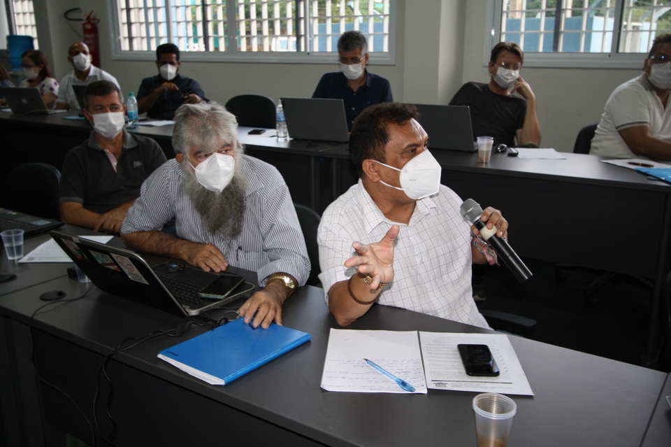 Os professores representantes do Sesduft Fábio Henrique Duarte (com o microfone) e Maurício Alves da Silva (Foto: Bianca Zanella/Sucom)